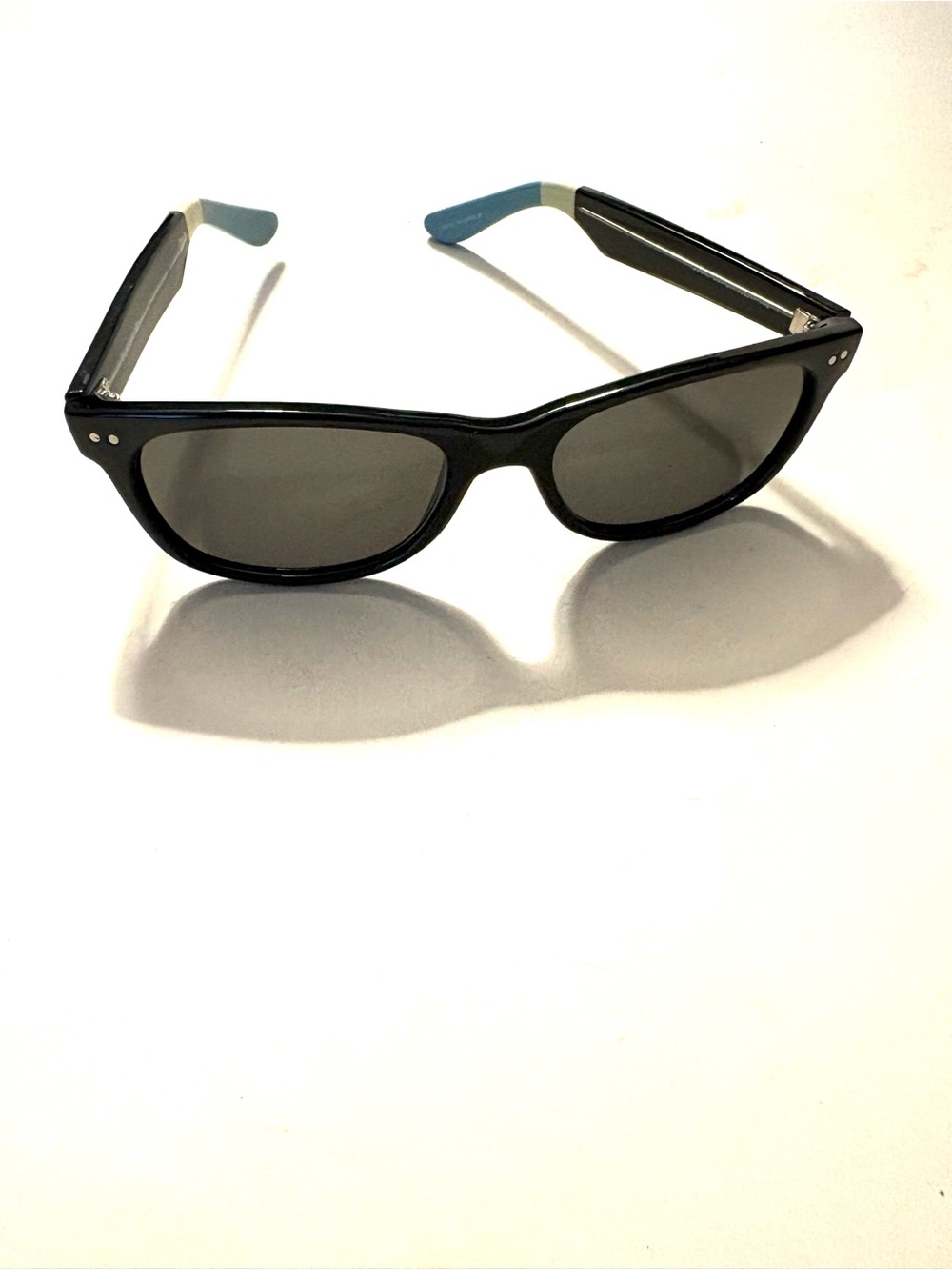 TOMS Sunglasses and Case, Wayfarer / Classic rectangular frame - Picture 2 of 4